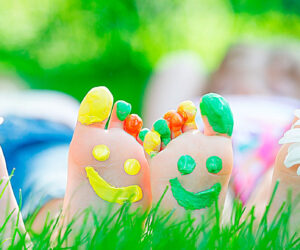 Kinderfüße in der Wiese