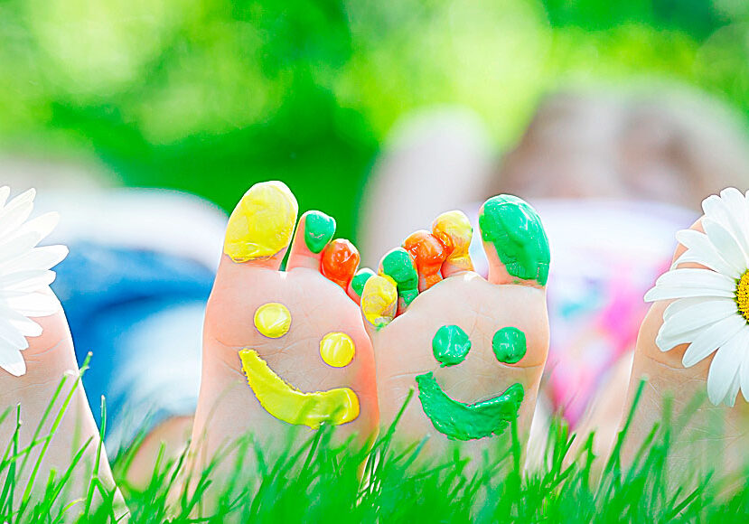 Kinderfüße in der Wiese