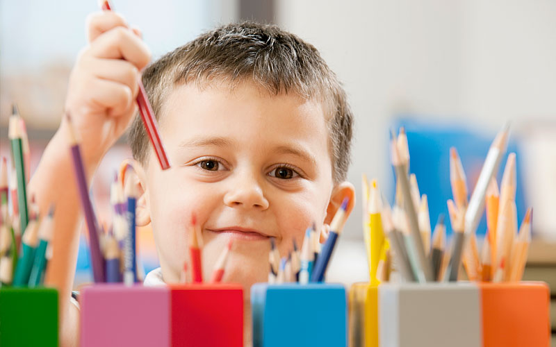 Kindergarten in Altusried - Kind beim Malen
